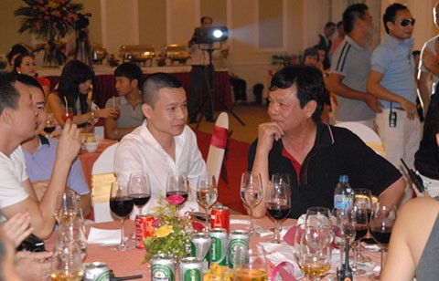 Cường Luxury (áo trắng, ngồi giữa) bên cạnh ông Đào Hồng Tuyển, "chúa đảo" Tuần Châu trong buổi ra mắt câu lạc bộ siêu xe Hà Nội.